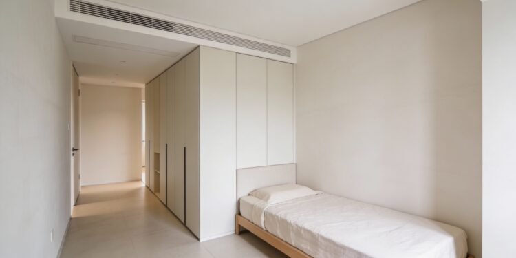 Onde colocar a cama para ter mais espaço em um quarto pequeno