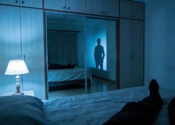 Espelho virado para a cama: superstição ou ciência? Por que pode perturbar o sono profundo