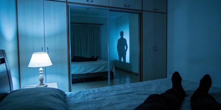 Espelho virado para a cama: superstição ou ciência? Por que pode perturbar o sono profundo