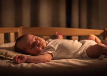 A regra dos 90 minutos de janela de vigília: como evitar o "efeito vulcão" do bebê supercansado