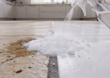 O item que custa centavos e remove o encardido das juntas do piso em segundos e sem precisar esfregar