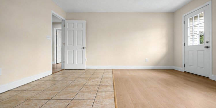 Quanto custa renovar o piso da casa inteira usando o método de sobreposição para evitar o quebra-quebra e o entulho