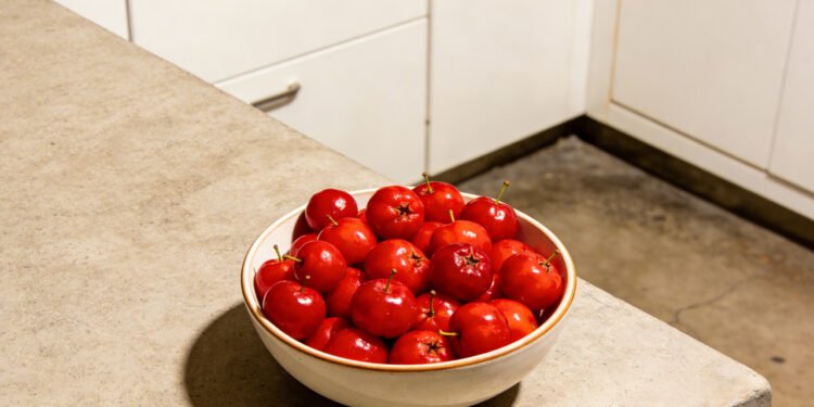 A fruta "esquecida" que tem muito mais vitamina C que a laranja e blinda a sua pele contra rugas