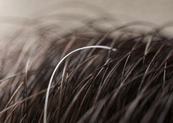 O que significa encontrar um fio de cabelo branco do nada?