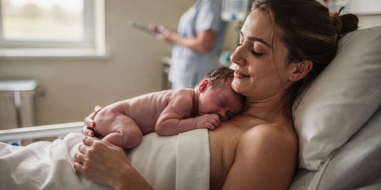 O toque pele a pele na primeira hora de vida regula a glicemia e temperatura do bebê instantaneamente