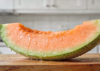 A fruta geladinha fácil de ter em casa que ajuda a reduzir inchaço e ainda deixa a pele mais bonita