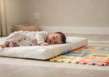 Montessori em casa: por que colocar o colchão no chão (e não no berço) ajuda no desenvolvimento motor