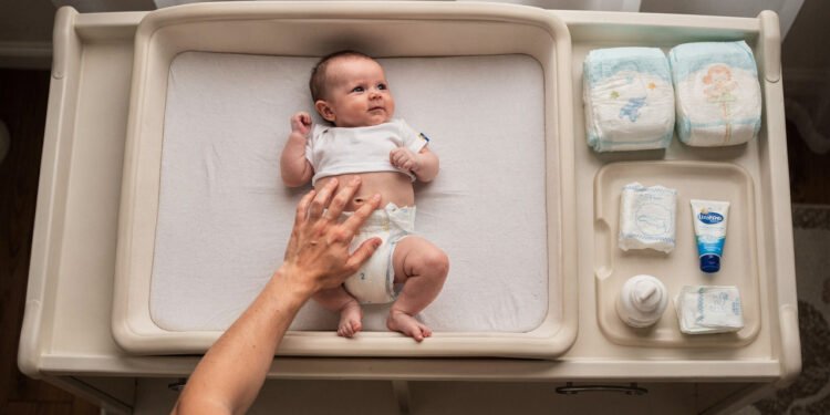 A regra do 'triângulo de segurança' na troca de fraldas que evita quedas graves