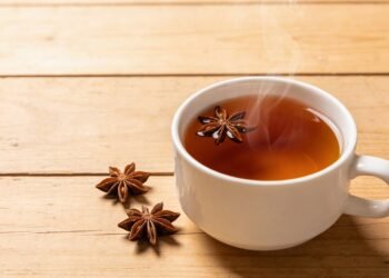 O chá aromático que muita gente usa para aliviar gases e cólicas após comer demais
