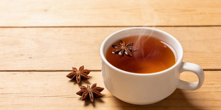 O chá aromático que muita gente usa para aliviar gases e cólicas após comer demais