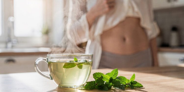 A erva pouco lembrada que limpa o organismo e acaba com o inchaço abdominal em poucos minutos