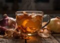 O chá de casca de cebola que combate a inflamação e ajuda o corpo a relaxar para um sono profundo