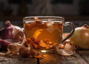 O chá de casca de cebola que combate a inflamação e ajuda o corpo a relaxar para um sono profundo