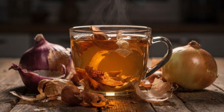 O chá de casca de cebola que combate a inflamação e ajuda o corpo a relaxar para um sono profundo