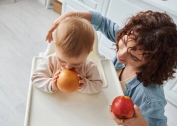 A dúvida que toda mamãe de primeira viagem tem antes de oferecer a primeira fruta ao bebê