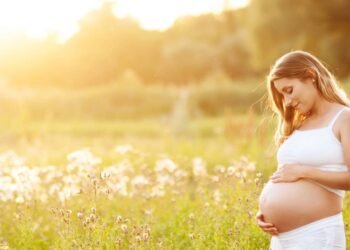 Gestante caminhando para exercitar o corpo e reduzir inchaço