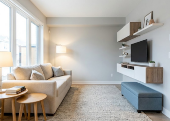 Disposição estratégica de móveis em sala pequena para otimizar espaço e conforto