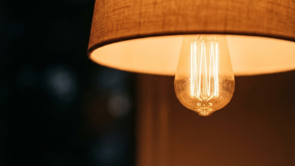 Ambiente com luzes baixas posicionadas na altura da visão para induzir relaxamento profundo