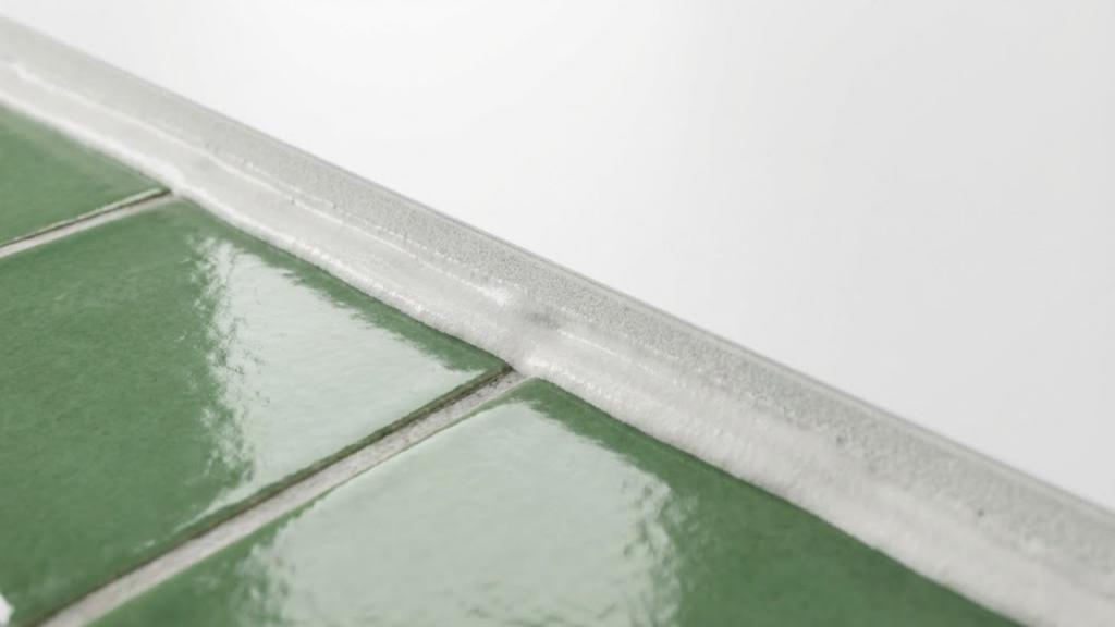 Close mostrando a sobreposição de uma placa moderna e lisa diretamente sobre azulejos antigos, sem quebradeira