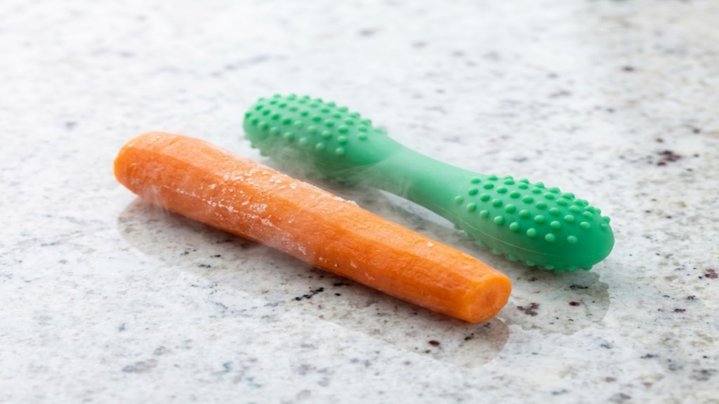 Mordedor gelado de baixo custo sendo utilizado para aliviar o incômodo da dentição infantil