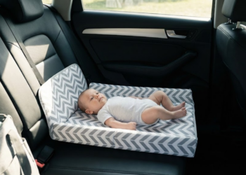 Trocador de fraldas portátil e dobrável aberto para uso em superfície externa