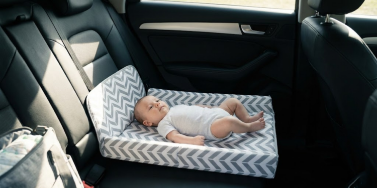 Trocador de fraldas portátil e dobrável aberto para uso em superfície externa