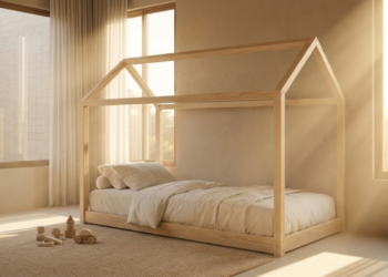 Quarto montessori em tons de areia banhado pela luz do pôr do sol.