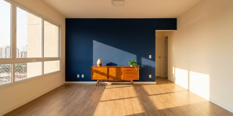 Sala ampliada com parede azul marinho e luz natural quente