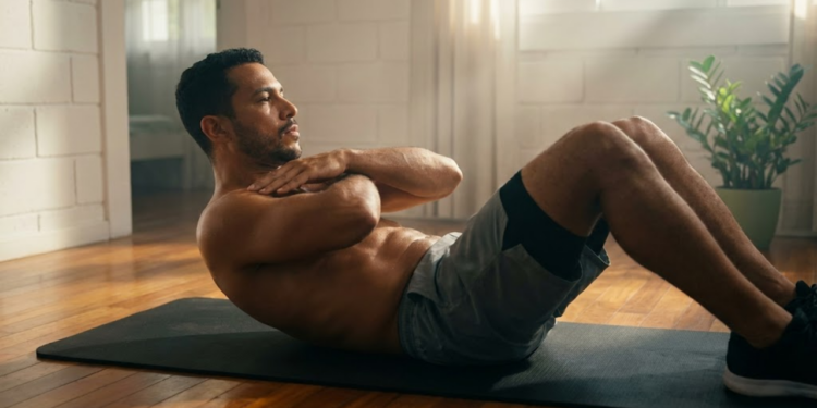 Homem focado fazendo abdominal correto com braços cruzados sob luz matinal