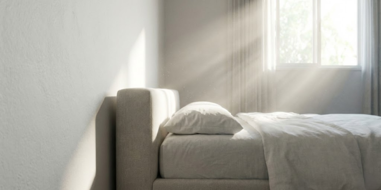 Cama afastada da parede com luz solar destacando o vão de ventilação