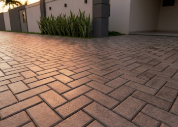 Calçada premium de piso intertravado sob a luz do pôr do sol