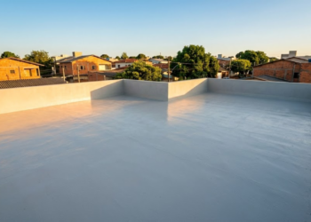 Laje residencial perfeitamente impermeabilizada sob a luz do pôr do sol