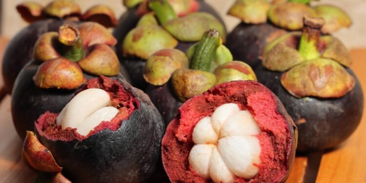 Além de vitamina C em quantidade moderada, o consumo da fruta, seja fresca ou em sucos, costuma vir acompanhado de outras frutas variadas - Créditos: depositphotos.com / Natural4k