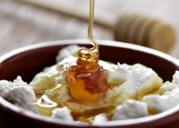 O que realmente acontece no seu corpo quando você toma uma colher desse aliado da garganta