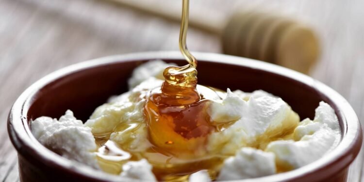 O mel apresenta baixa atividade de água, alta concentração de açúcares - Créditos: depositphotos.com / nito103