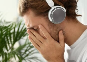 Por que ouvimos músicas tristes quando estamos mal: a psicologia explica como isso ajuda a aliviar emoções