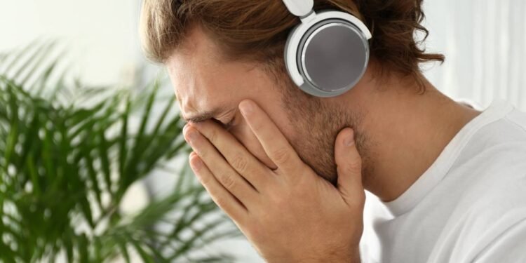 Por que ouvimos músicas tristes quando estamos mal: a psicologia explica como isso ajuda a aliviar emoções