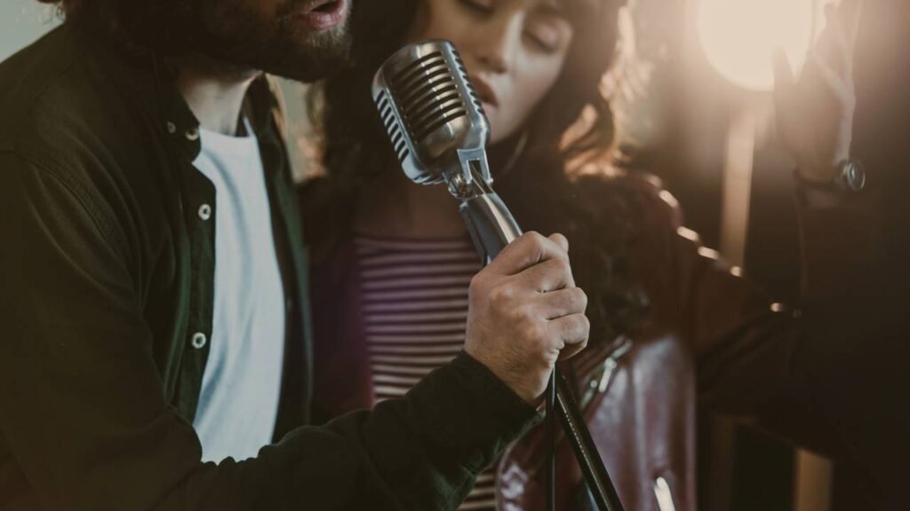 Por que ouvimos músicas tristes quando estamos mal: a psicologia explica como isso ajuda a aliviar emoções