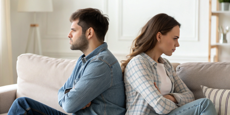 O que significa quando seu parceiro responde com silêncio após uma discussão, segundo a psicologia