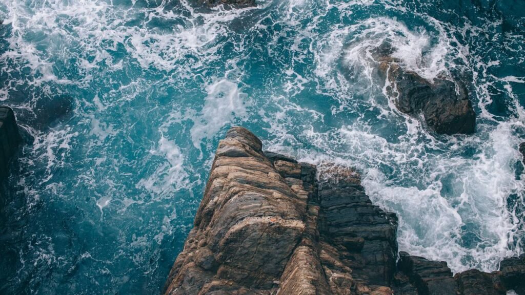 O azul do oceano tem explicação científica e não é o que você imagina