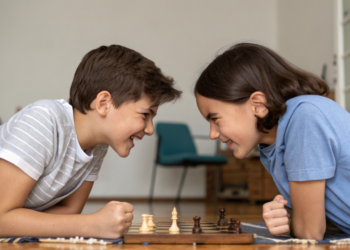 Por que irmãos com pouca diferença de idade podem competir mais entre si, segundo a psicologia