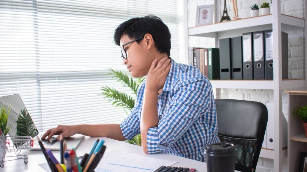 Por que a postura correta evita dores de cabeça crônicas