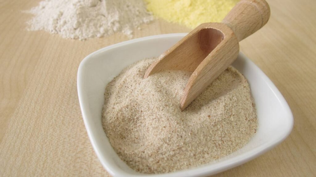 Sementes naturais em uma colher de madeira sobre mesa rústica