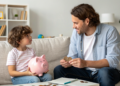 Qual a melhor forma de explicar dificuldades financeiras para crianças, segundo a psicologia