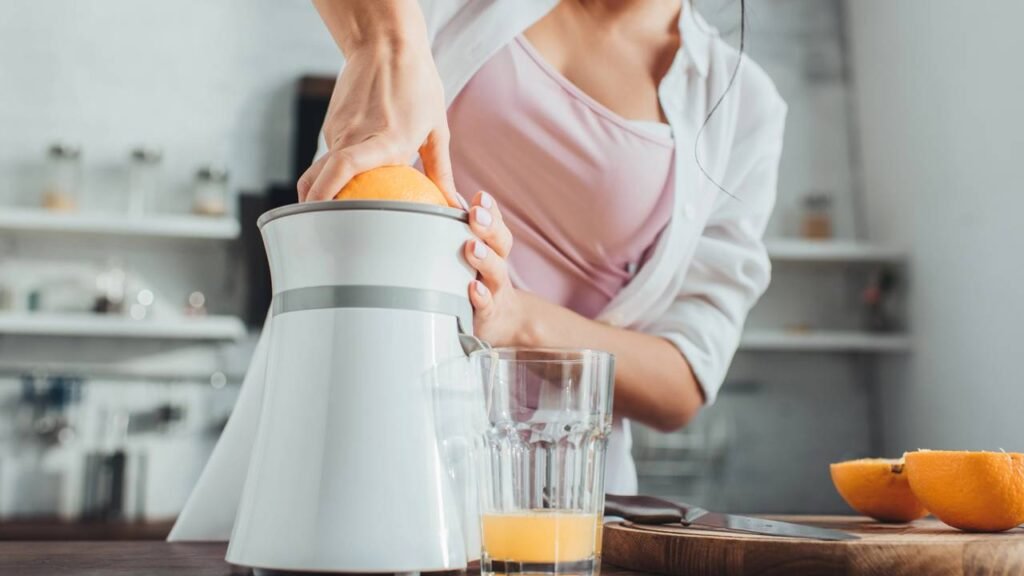 Você acha que está bebendo fruta, mas não está: o problema dos sucos de caixinha