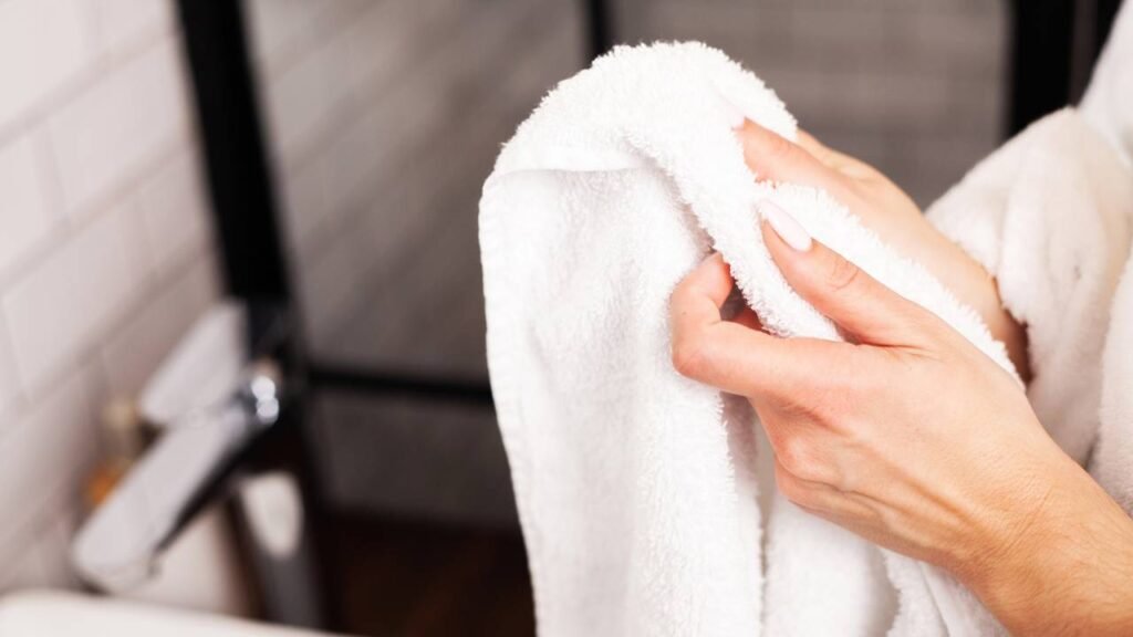 Exposição direta de tecidos ao calor solar resultando em textura rígida e áspera