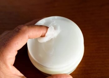 O produto de farmácia de menos de R$ 10 que acaba com as rachaduras nos pés em apenas uma noite