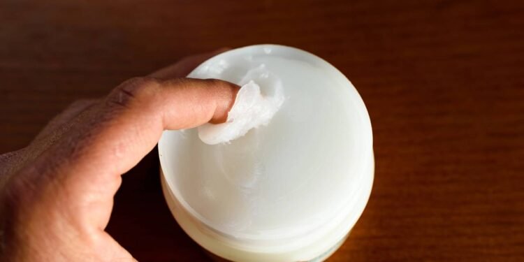 Camada grossa de vaselina no calcanhar ressecado - Créditos: depositphotos.com / joaquincorbalan
