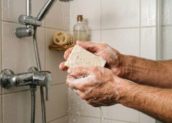 Dá adeus ao sabonete líquido comum, chegou a versão em barra concentrada, e ela rende muito mais