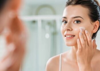 Os melhores cremes com retinol para reduzir rugas, linhas finas e sinais do tempo